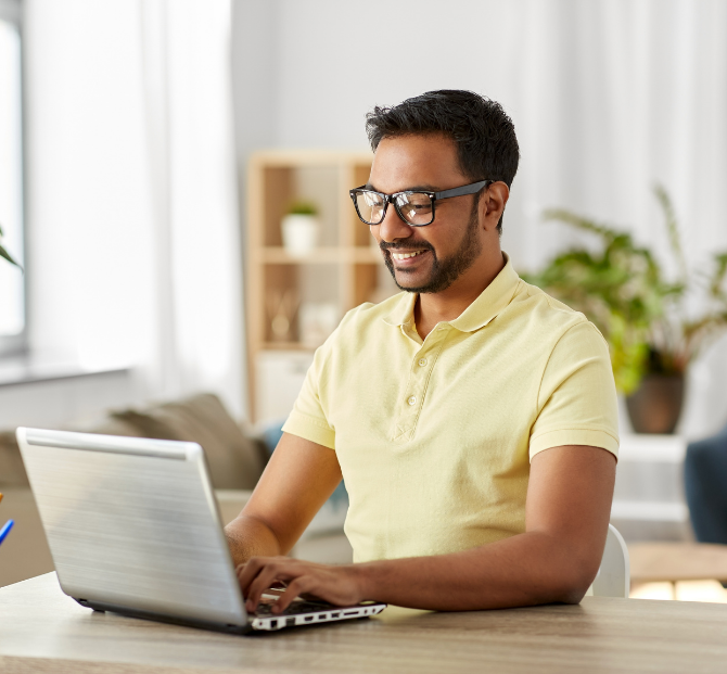 Member using laptop to calculate early loan repayment savings